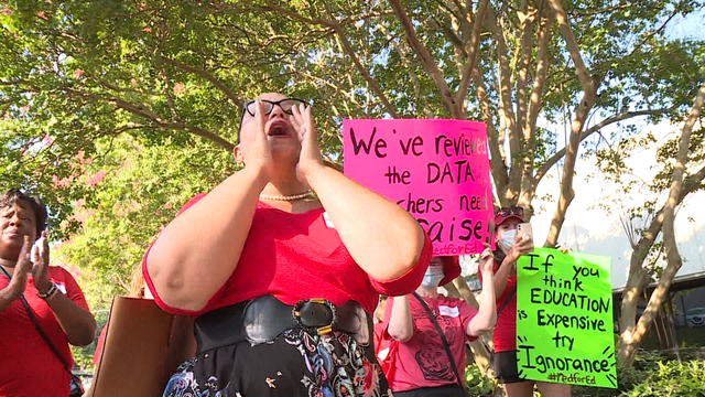 Arkansas teachers push for better pay - Vimarsana News