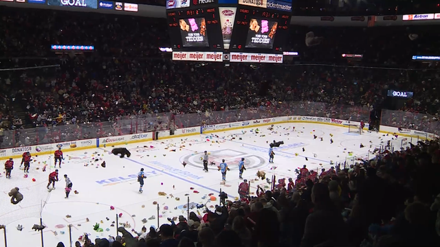 WATCH: Cincinnati Cyclones set donation record in Teddy Bear Toss against Toledo - Vimarsana News