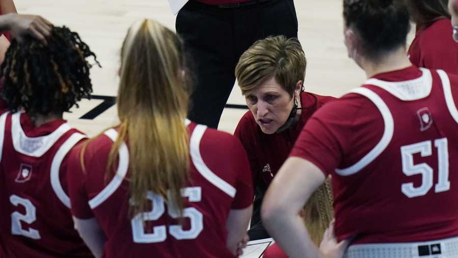 IU women's basketball coach gets new contract through 2027