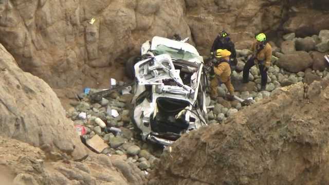 A father is charged with attempted murder after allegedly driving his family off an oceanside cliff - Vimarsana News
