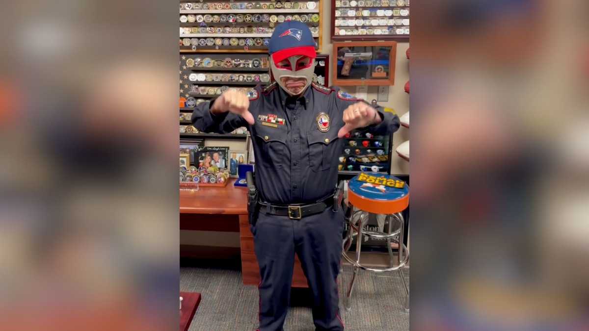 Texas police chief dons Pats gear after playoff bet
