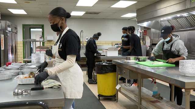 Louisville students make Thanksgiving meals for families in need - Vimarsana News