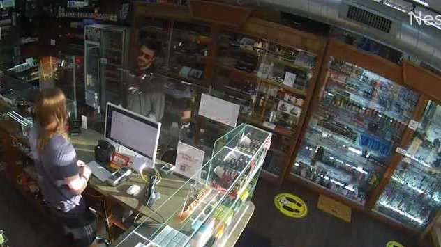 Customer upset over return policy for THC gummies shatters glass at smoke shop - Vimarsana News