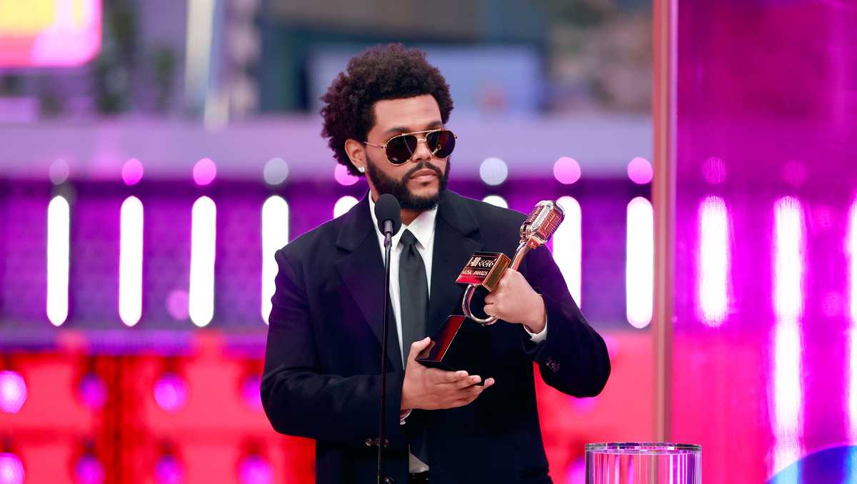 the-weeknd-wins-big-at-the-billboard-music-awards