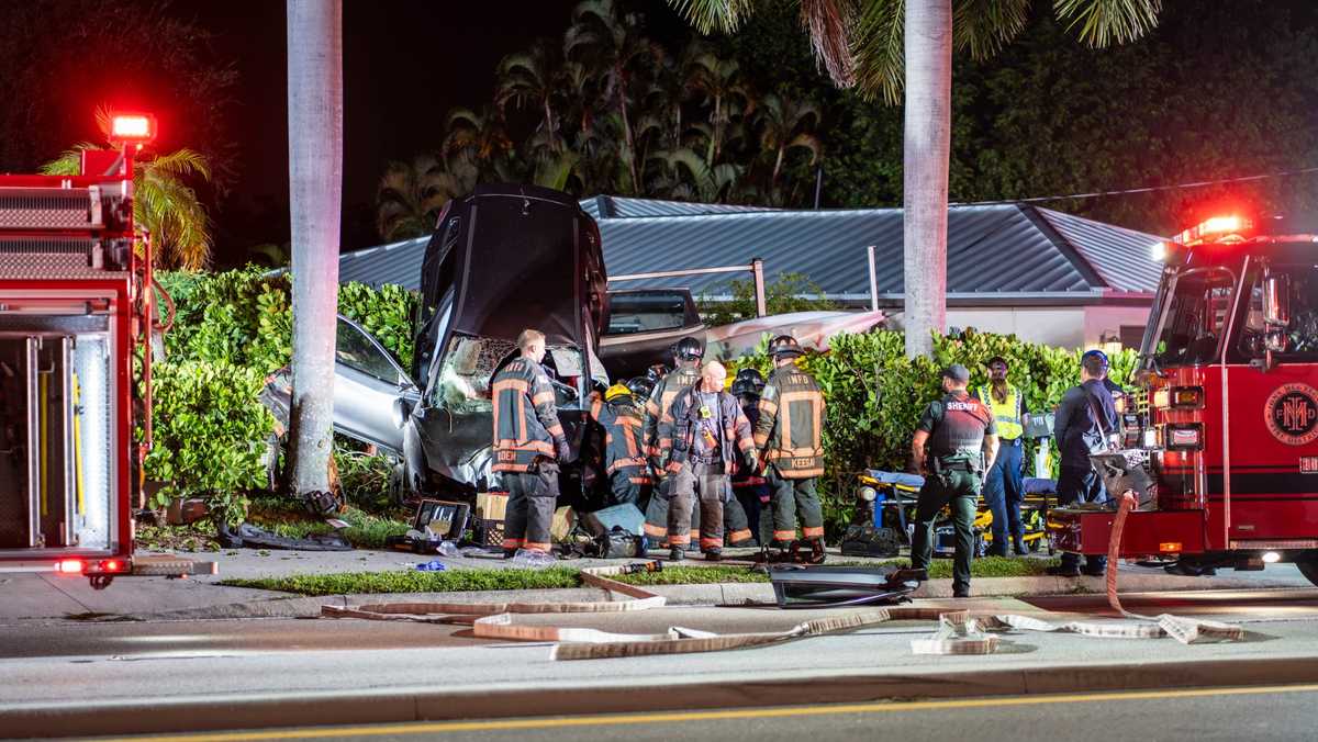 4 injured in rollover crash on McGregor Blvd. in Lee County, fire officials say