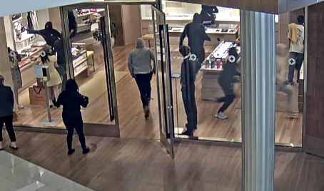 Masked suspects get away with $140K in merchandise from Louis