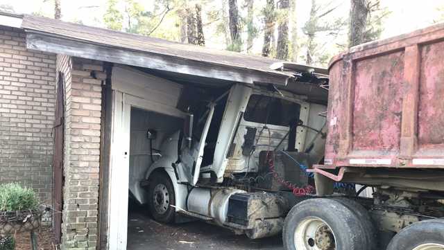 18-wheeler crashes into Jackson home - Vimarsana News