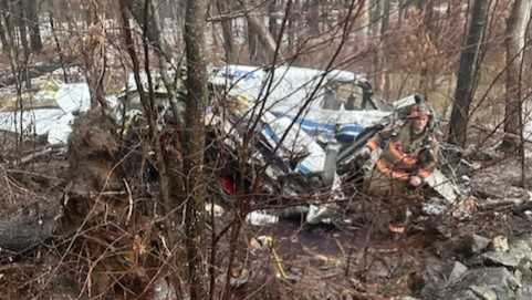 Plane crashes in Londonderry NH neighborhood officials say