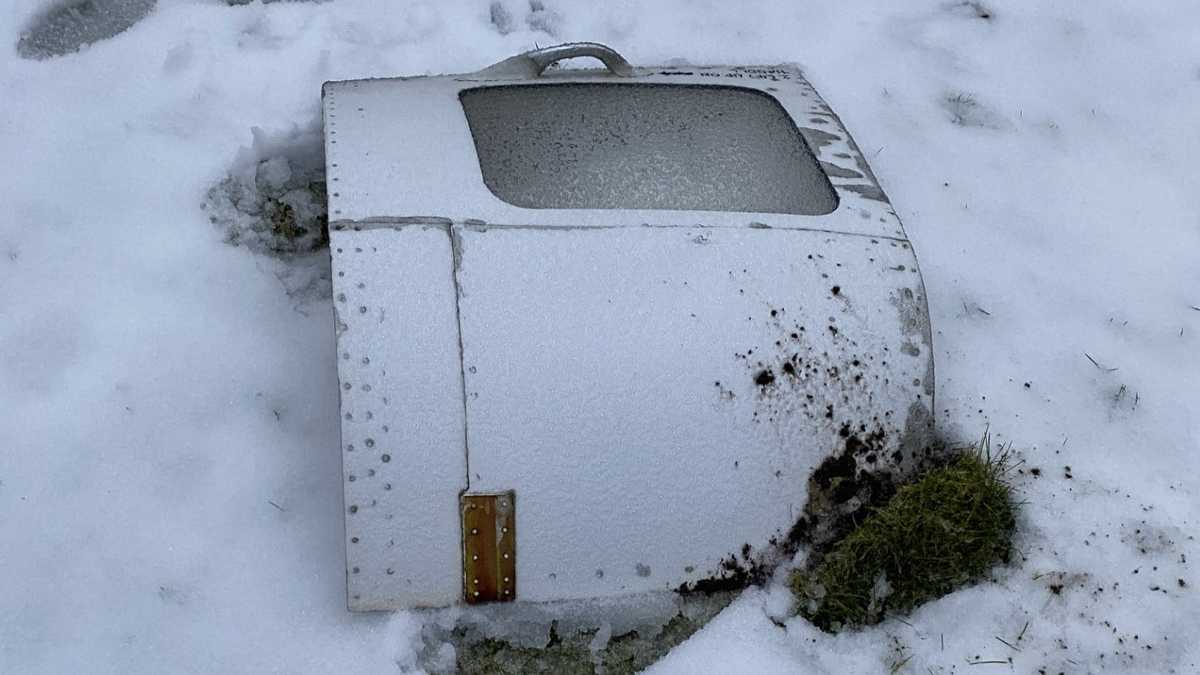 Door from plane that crashed in Londonderry found in NH yard