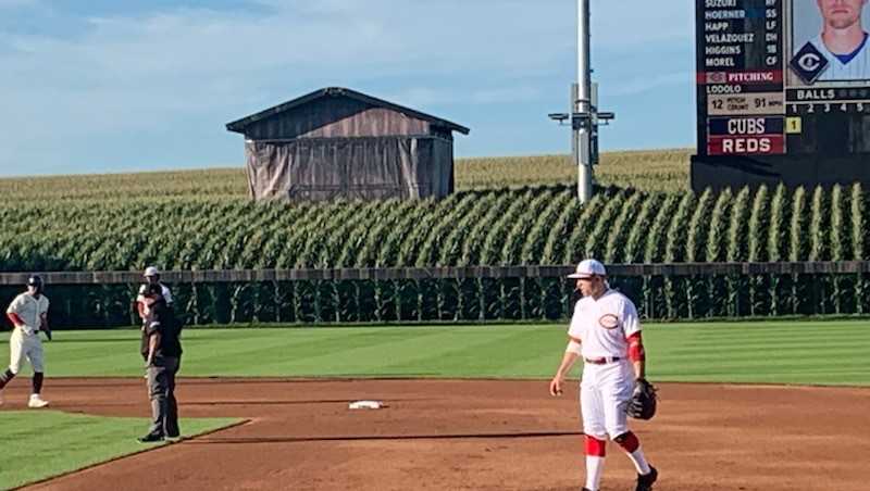 CINCINNATI REDS 8x10 PHOTO BASEBALL FIELD OF DREAMS CHICAGO CUBS