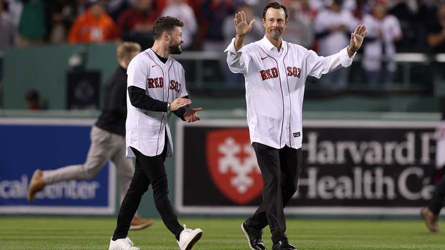 Sox, Wakefield reign at Fenway