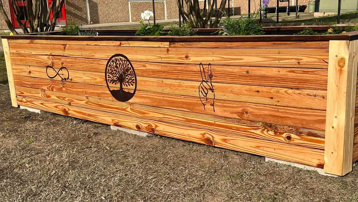 Tishomingo HS unveils memorial for 6 girls killed in crash