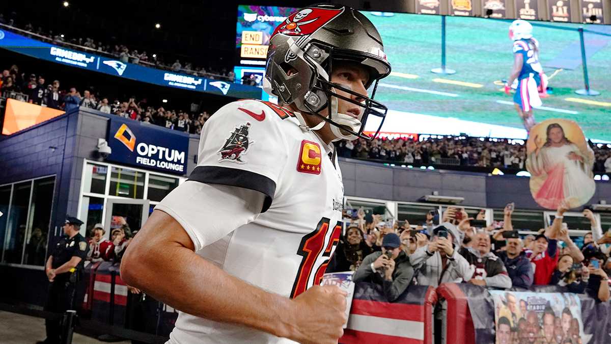 Tom Brady makes his return to New England and found time to chat with  Patriots owner Robert Kraft