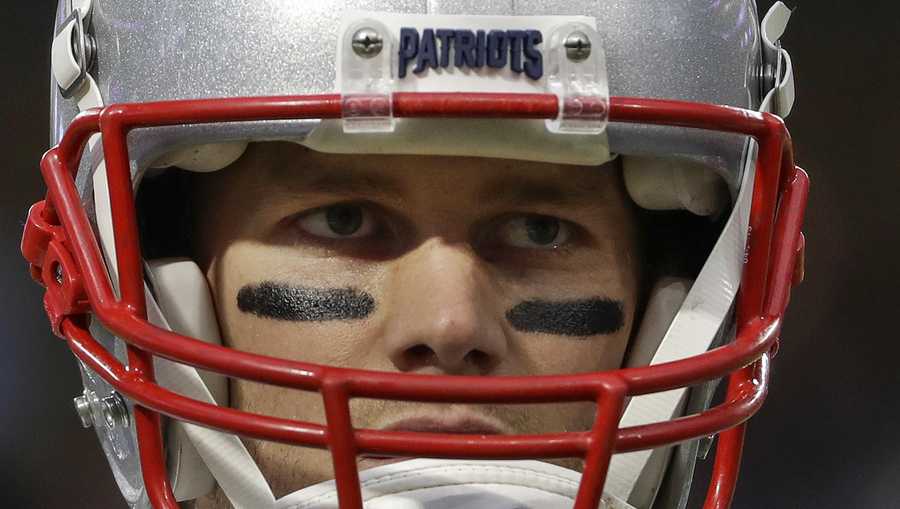 01 Feb 2004: Tom Brady of the New England Patriots holds up the