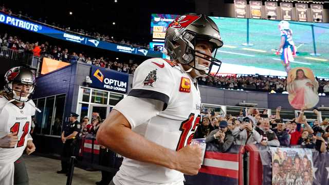 Tom Brady saluted by Patriots fans at Gillette Stadium — and returns the  favor