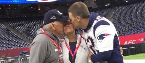 Tom Brady and his father kissing mom