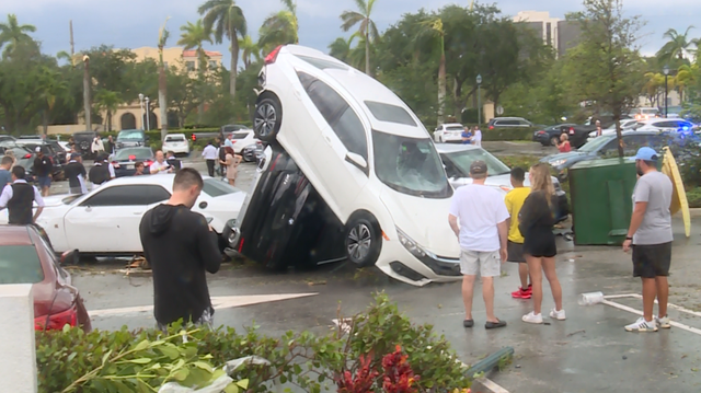 Tornado hits Palm Beach Gardens leaving extensive damage - Vimarsana News