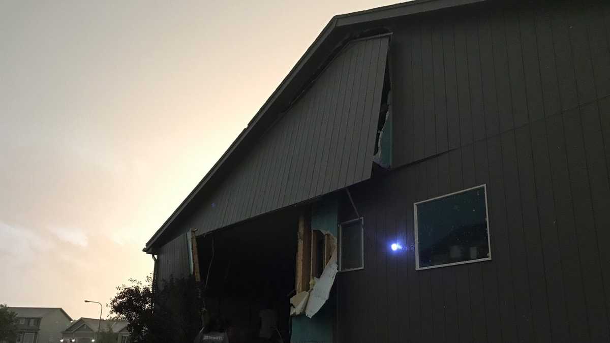 Damaging winds, hail progress to metro