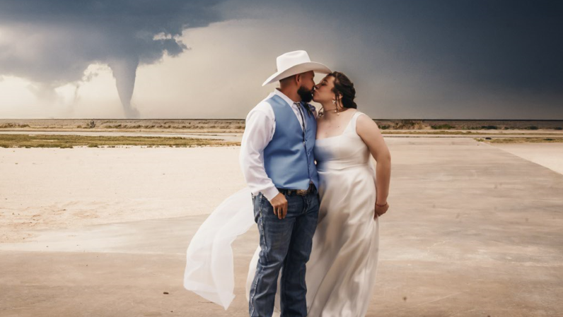 Married couple gets wedding photos during tornado