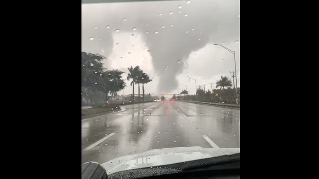 Terrifying video shows tornado crossing Florida highway - Vimarsana News