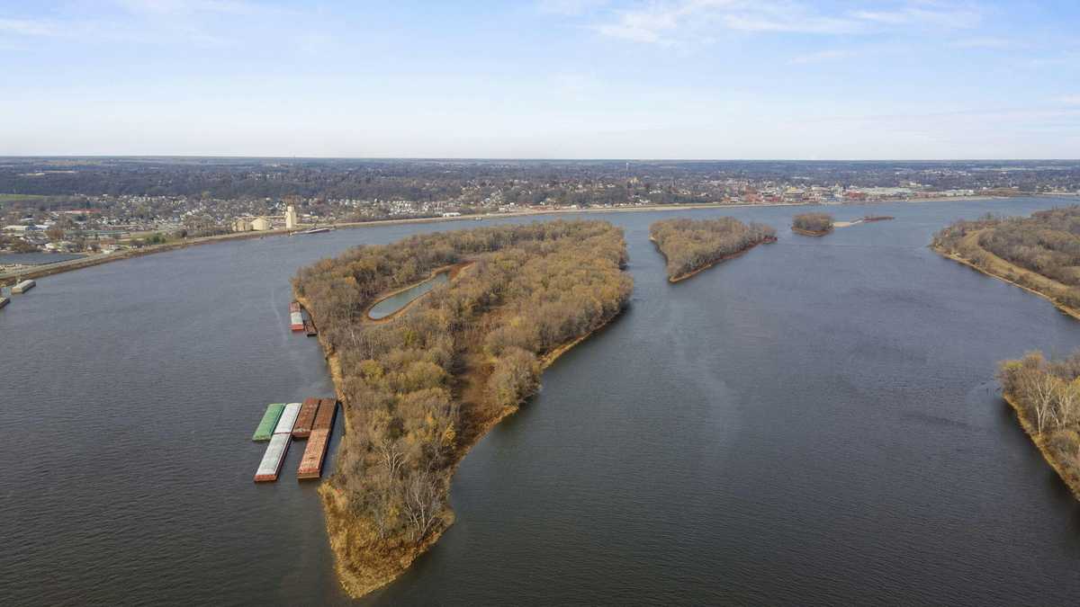 Mississippi River island for sale near Muscatine