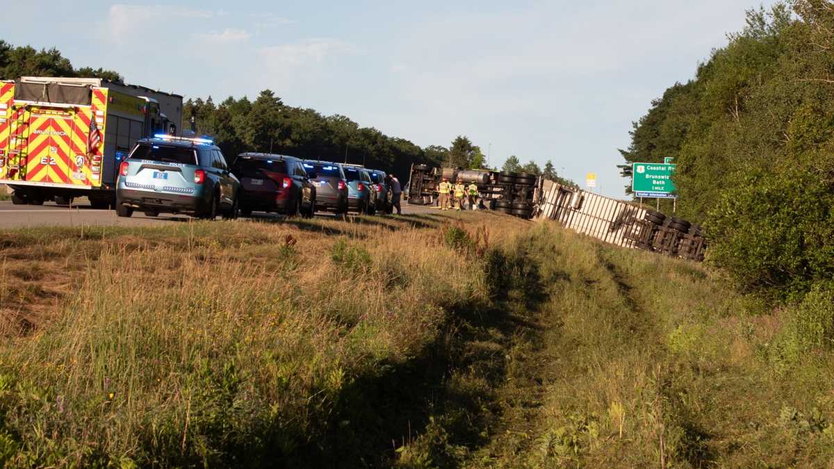 Truck hauling frozen crabs rolls over on I-295 in Brunswick, Maine