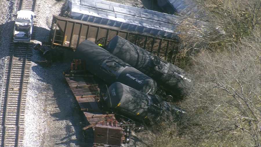 Images: Hardin County train derailment