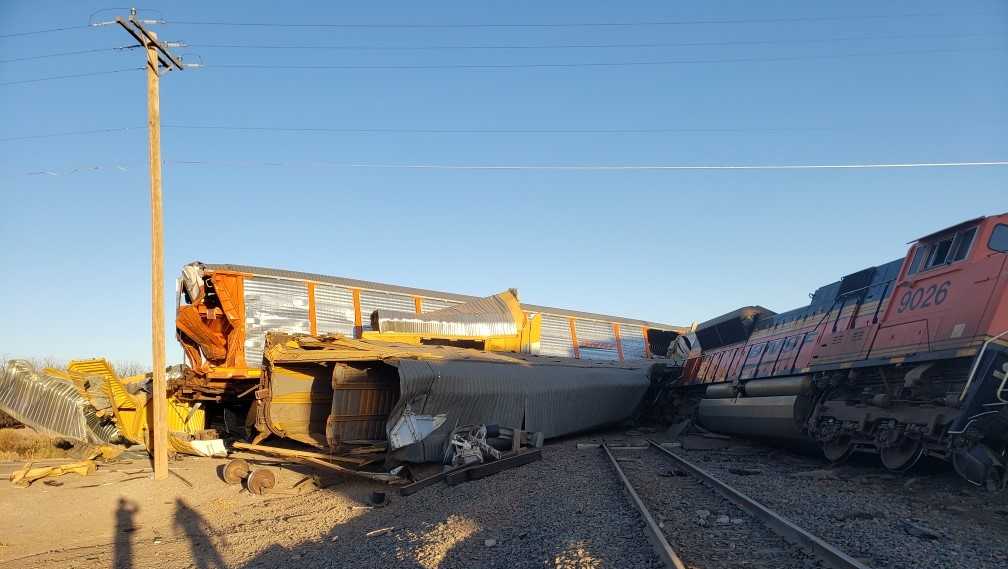 Train derails near southern New Mexico