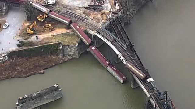 Portion of train derails on bridge over Potomac River