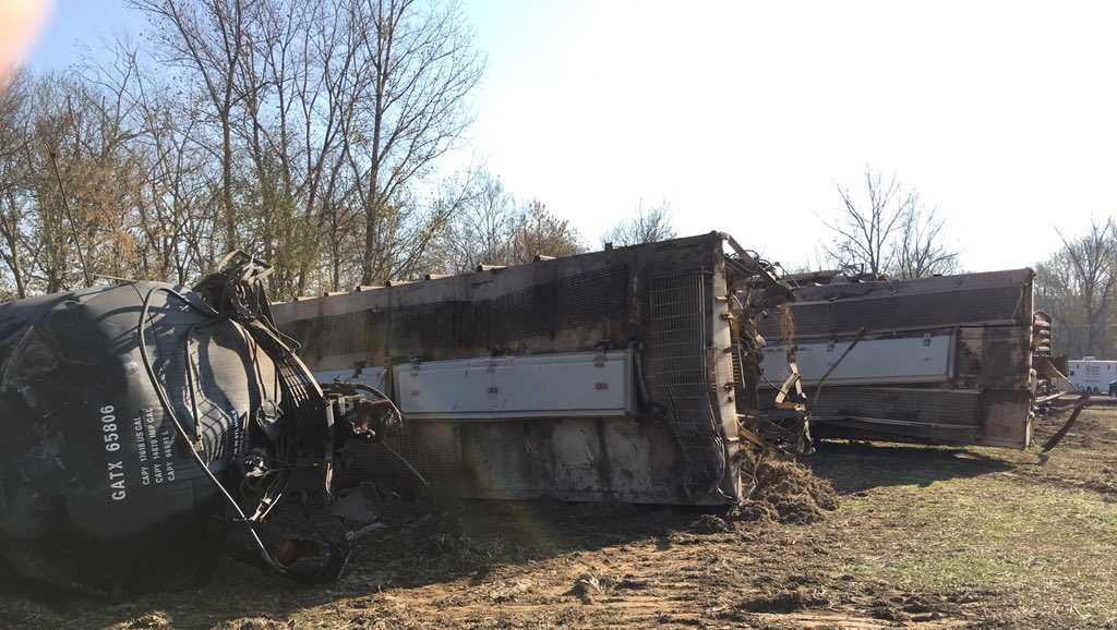 Cleanup continues following train derailment in Hardin County