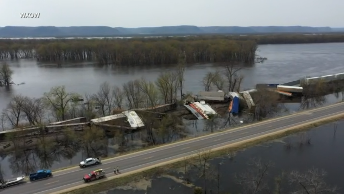 Derailed train cars removed from river in Wisconsin