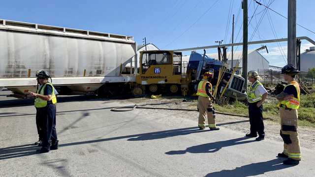Savannah firefighters respond to train, tractor trailer crash - Vimarsana News