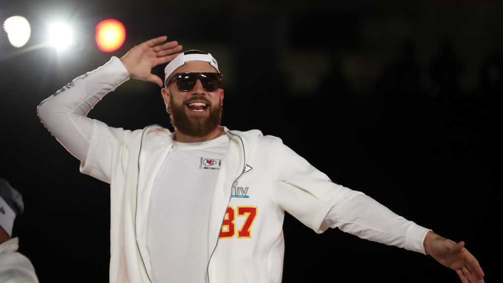 Chiefs adjust contract to give Travis Kelce raise in 2022