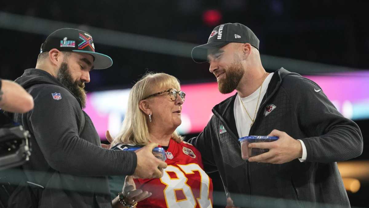 Donna Kelce delivers cookies to sons on Opening Night