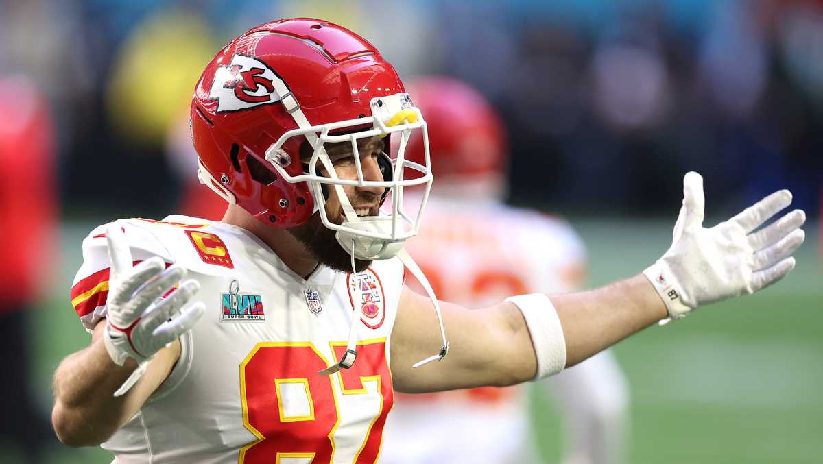 Kansas City Chiefs going with throwback gold end zone for Super Bowl