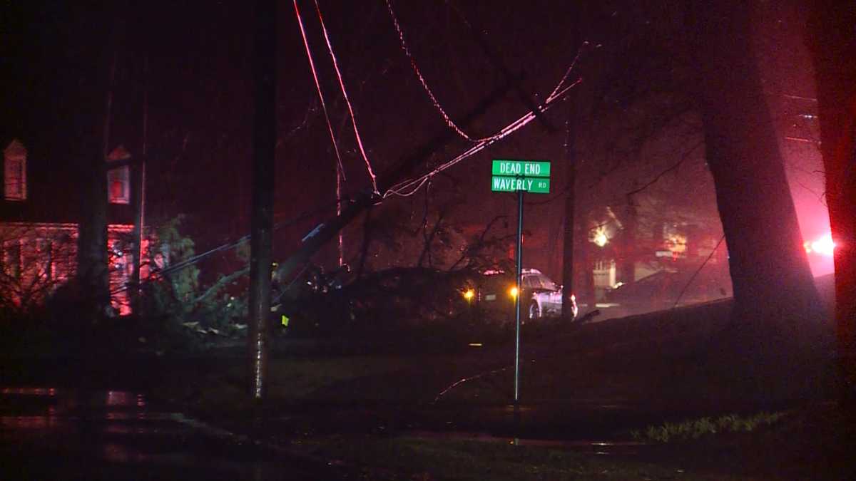 High winds knock out power to thousands of Mainers