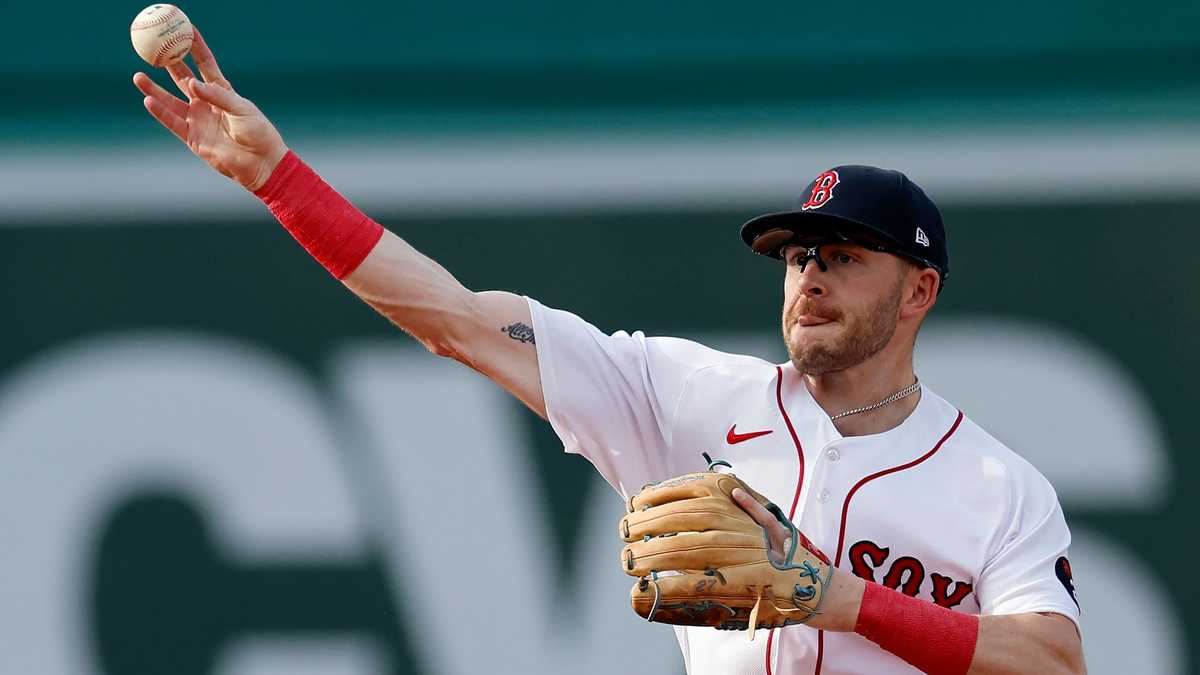 Red Sox infielder Story undergoes surgery on throwing arm