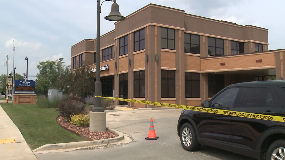 Brown Deer Tri City Bank robbery, suspects escape