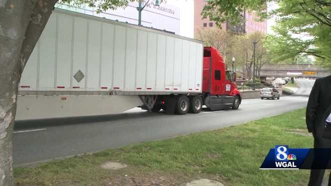 truck&#x20;approaching&#x20;low&#x20;bridge&#x20;over&#x20;Front&#x20;Street&#x20;in&#x20;Harrisburg