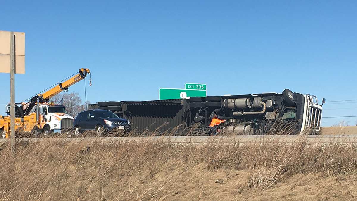 At least 13 tractortrailers tipped by high winds, Wisconsin DOT says