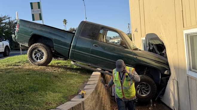 Unoccupied pickup truck crashes into Vacaville apartment building