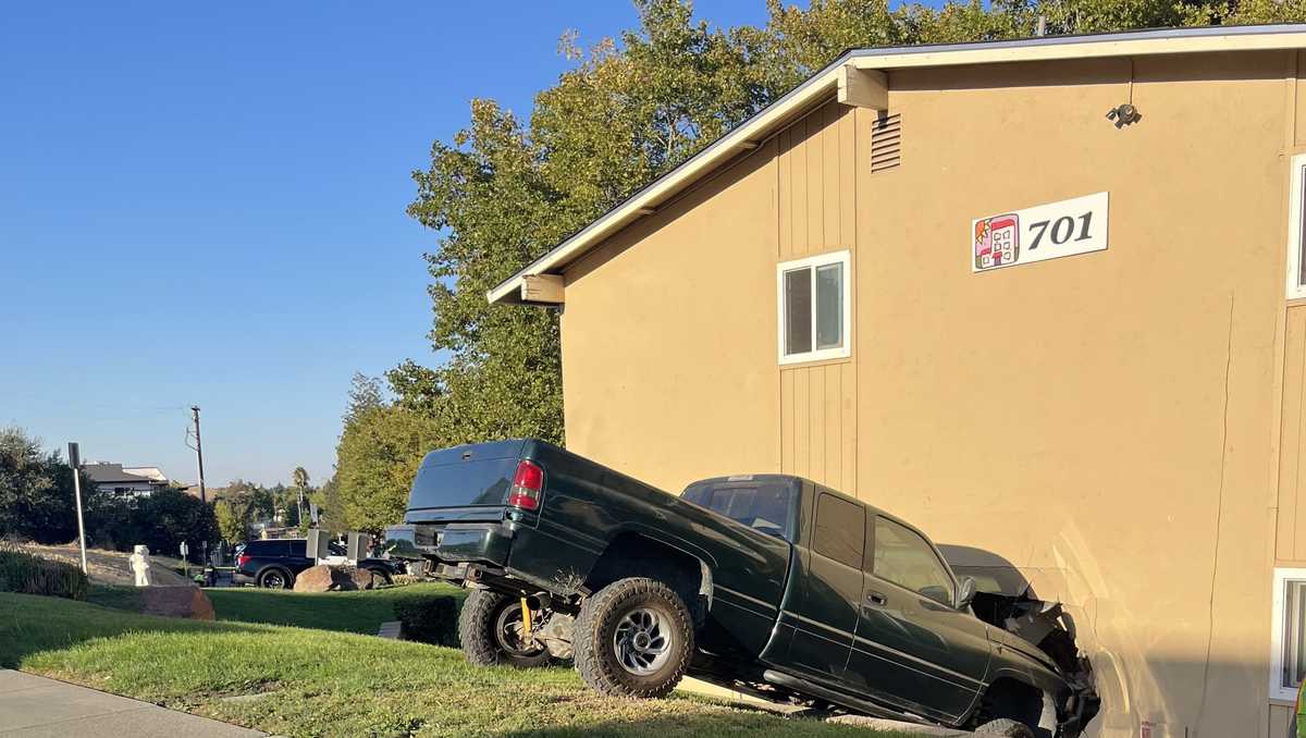 Unoccupied pickup truck crashes into Vacaville apartment building