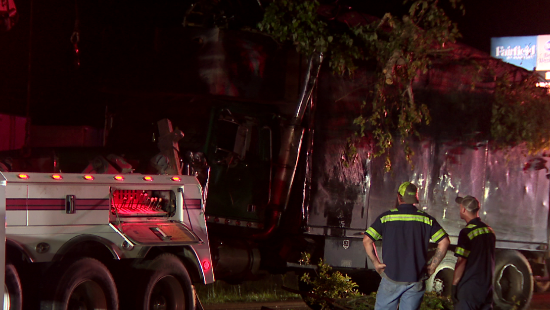 Truck carrying tree limbs overturns on I-20 in Pearl - Vimarsana News