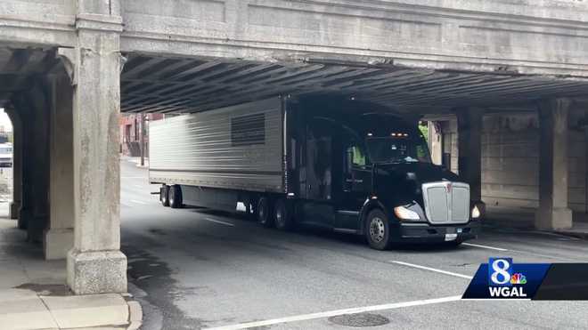 truck&#x20;under&#x20;low&#x20;bridge&#x20;in&#x20;Harrisburg