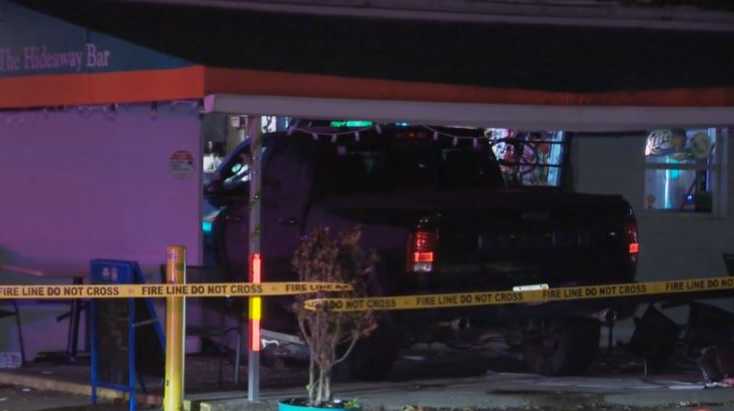 4 injured after truck crashes into Orlando bar