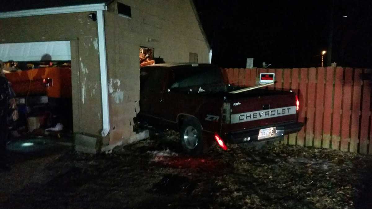 Driver Takes Off After Pickup Truck Crashes Into Kck House Police Say