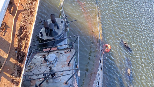 El combustible y el aceite se filtran desde un remolcador hundido en el condado de San Joaquín hacia el canal Delta