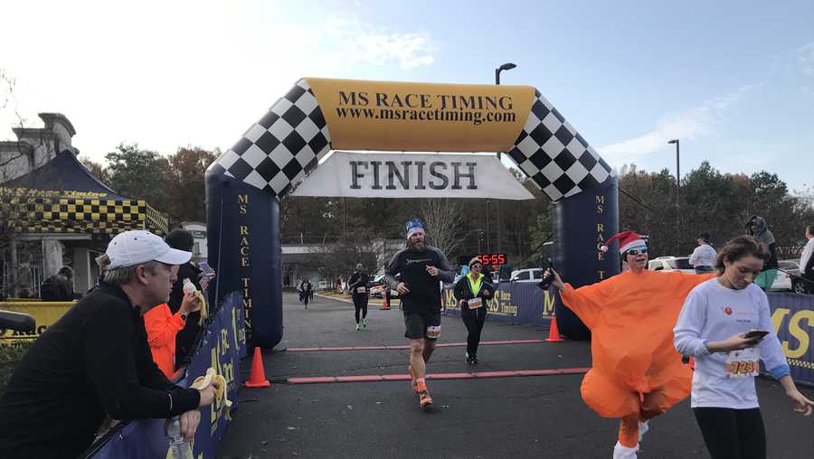 Hundreds Of People Begin Thanksgiving With A Run