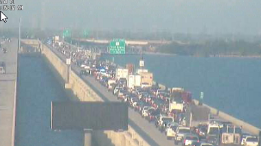 New Orleans Twin Span accident causes gridlock traffic - Vimarsana News
