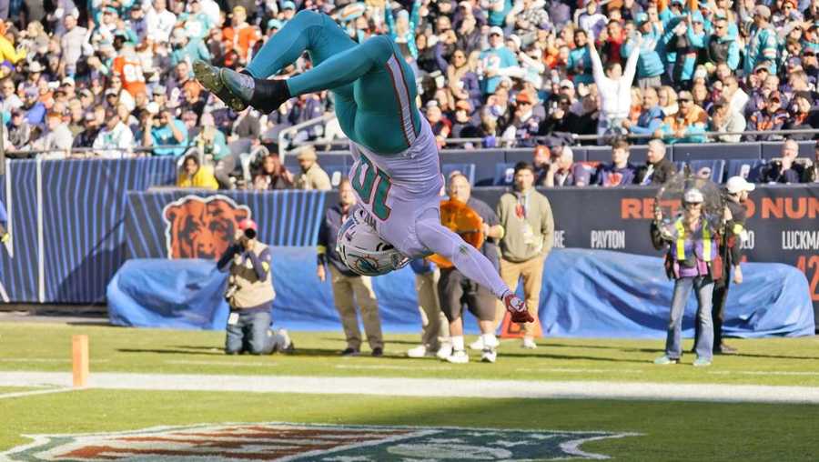 miami dolphins wide receiver tyreek hill celebrates a touch down during the first half of an nfl football game against the chicago bears, sunday, nov. 6, 2022 in chicago. (ap photo/charles rex arbogast)